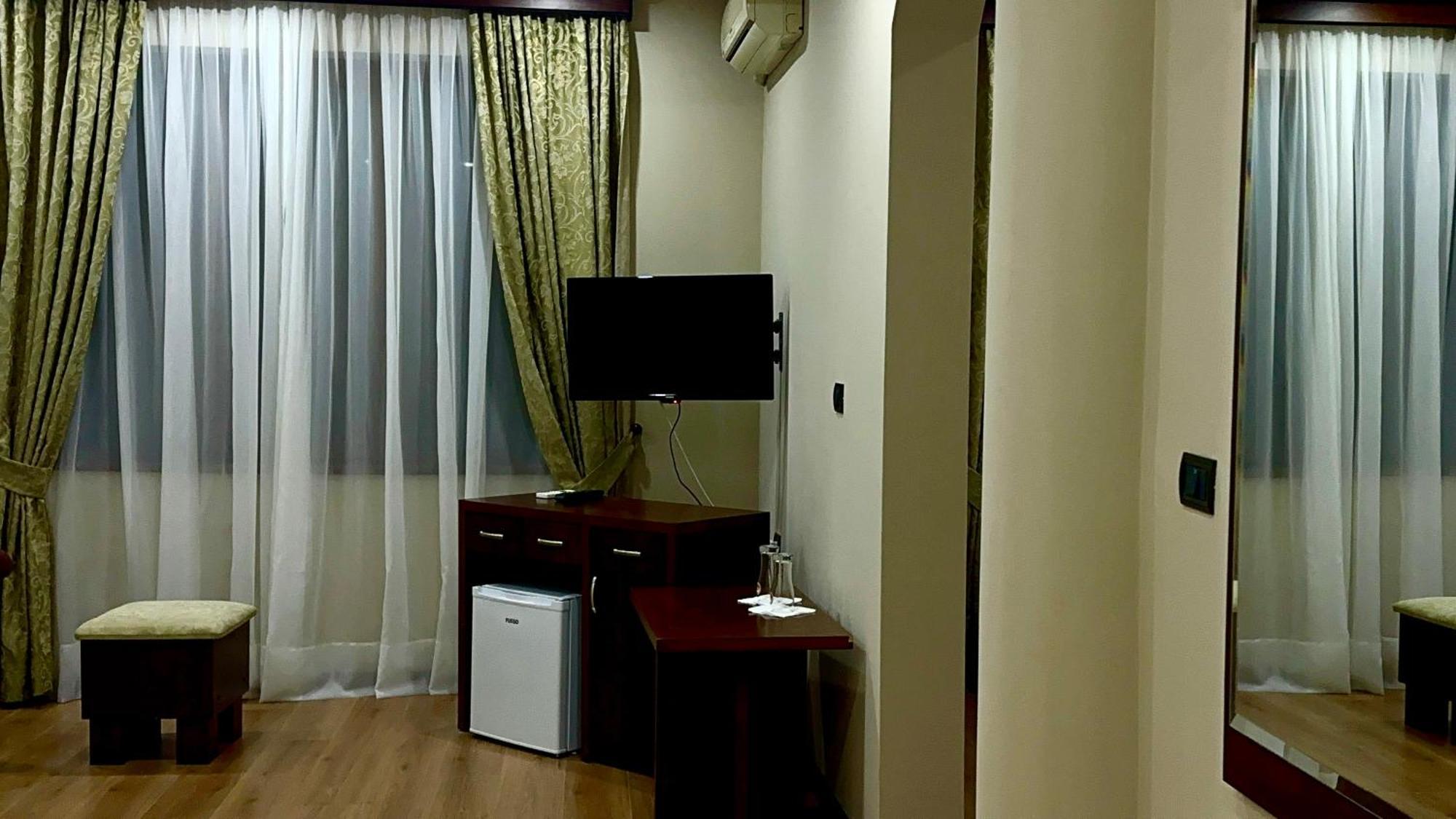 Tushemisht Rritja E Koranit酒店 外观 照片